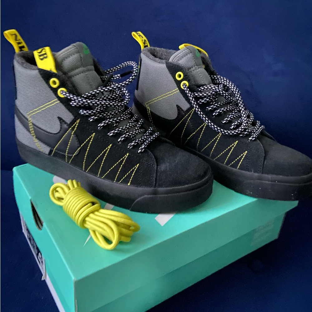 W5.5 4Y black grey and yellow Nike Blazer sneakers